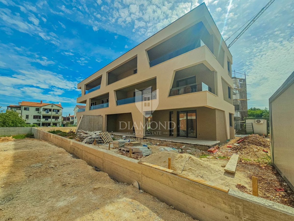 Umago, dintorni! Nuova costruzione! Moderno appartamento al piano terra con ampio giardino!