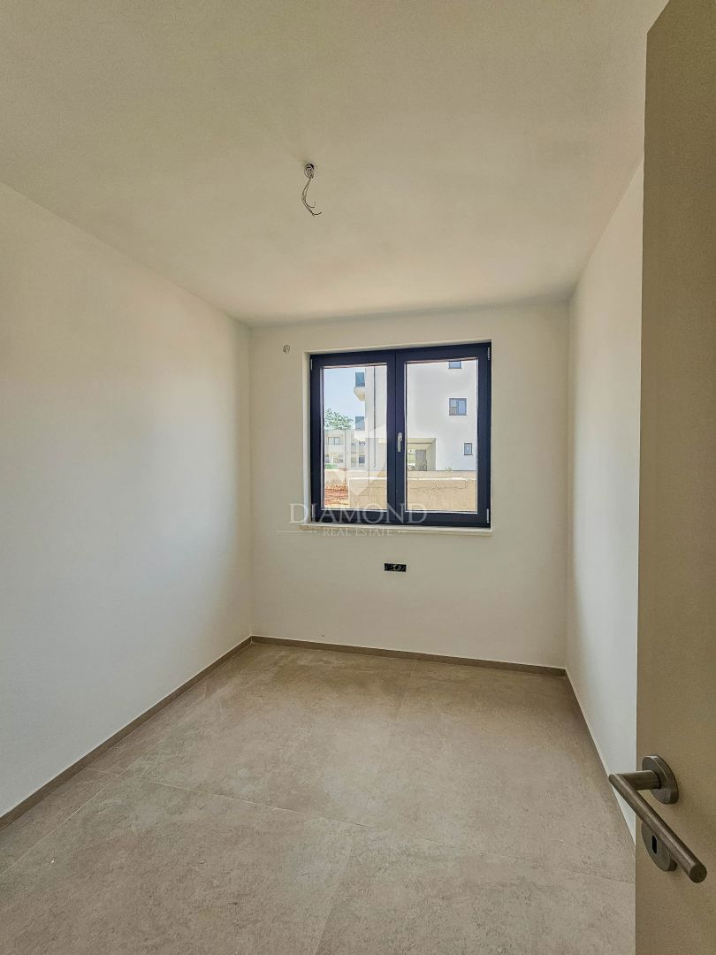 Umago, dintorni! Nuova costruzione! Moderno appartamento al piano terra con ampio giardino!