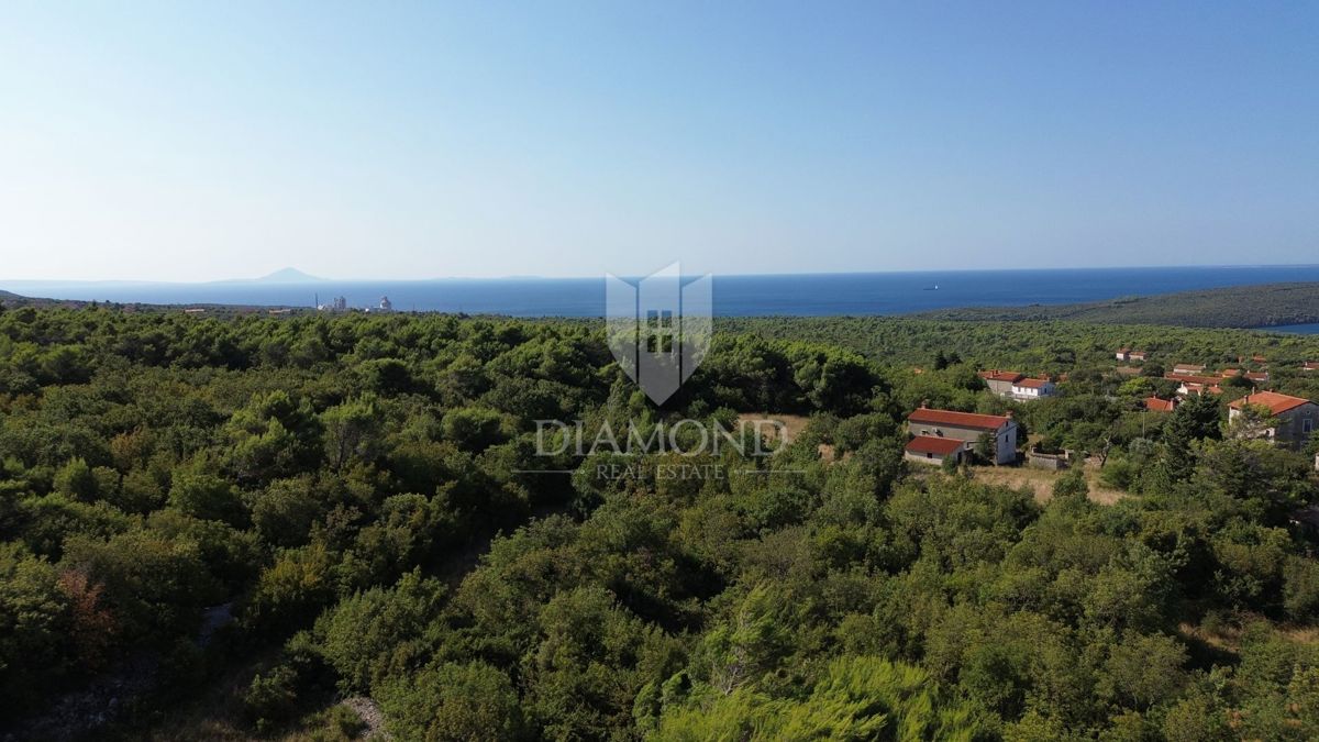 Albona, terreno edificabile con vista mare 