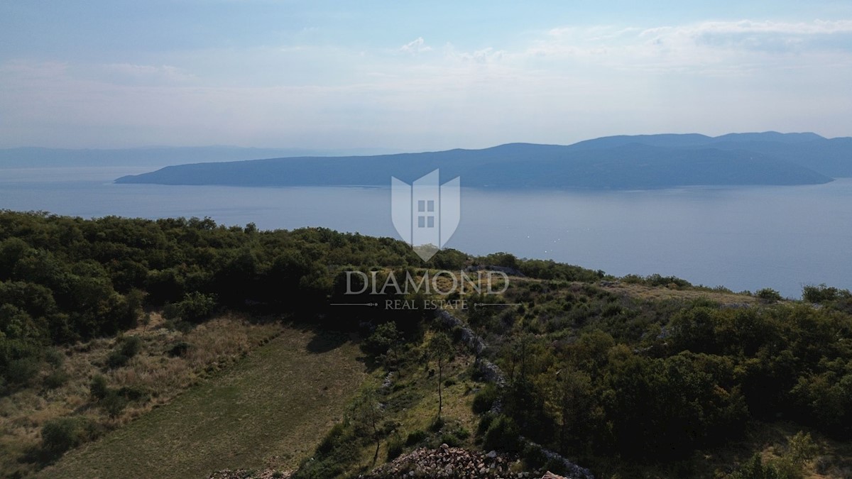 Brseč, terreno edificabile con bellissima vista sul mare 