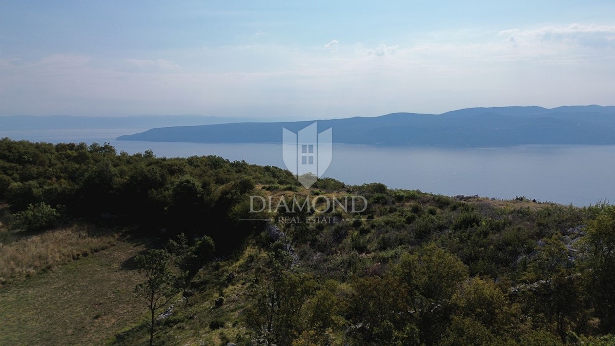 Brseč, terreno edificabile con bellissima vista sul mare 