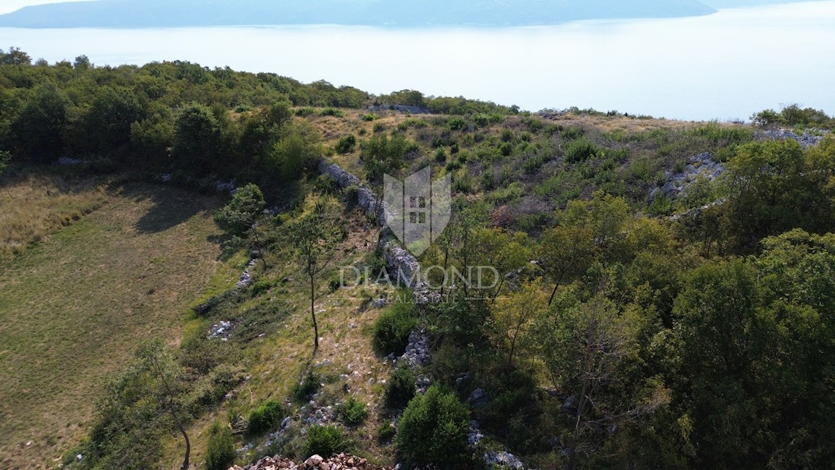 Brseč, terreno edificabile con bellissima vista sul mare 