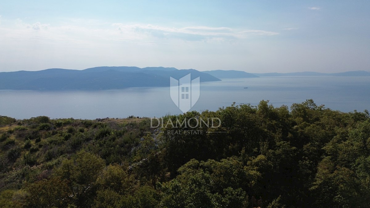 Brseč, terreno edificabile con bellissima vista sul mare 