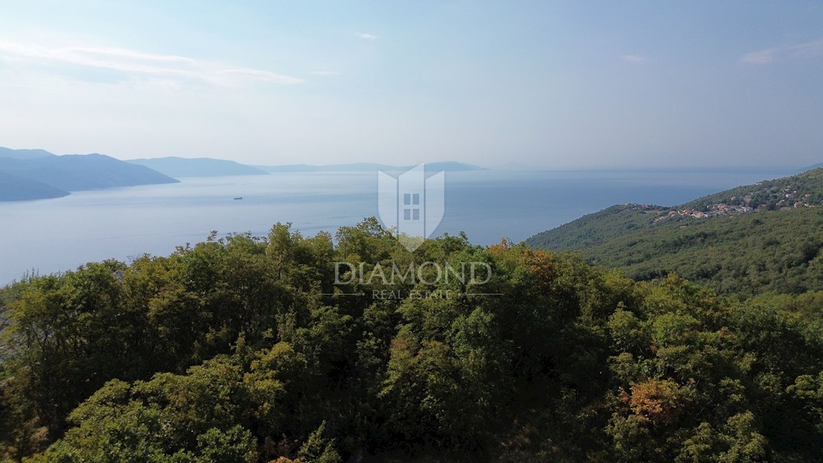 Brseč, terreno edificabile con bellissima vista sul mare 