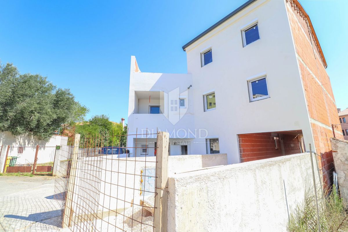 Appartamento con 3 camere da letto in una posizione TOP a Pola, nuova costruzione! 