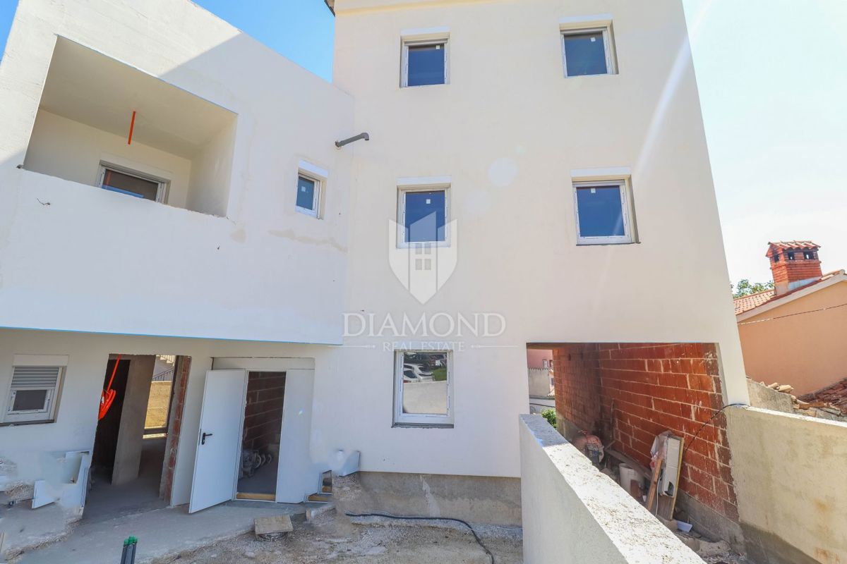 Appartamento con 3 camere da letto in una posizione TOP a Pola, nuova costruzione! 