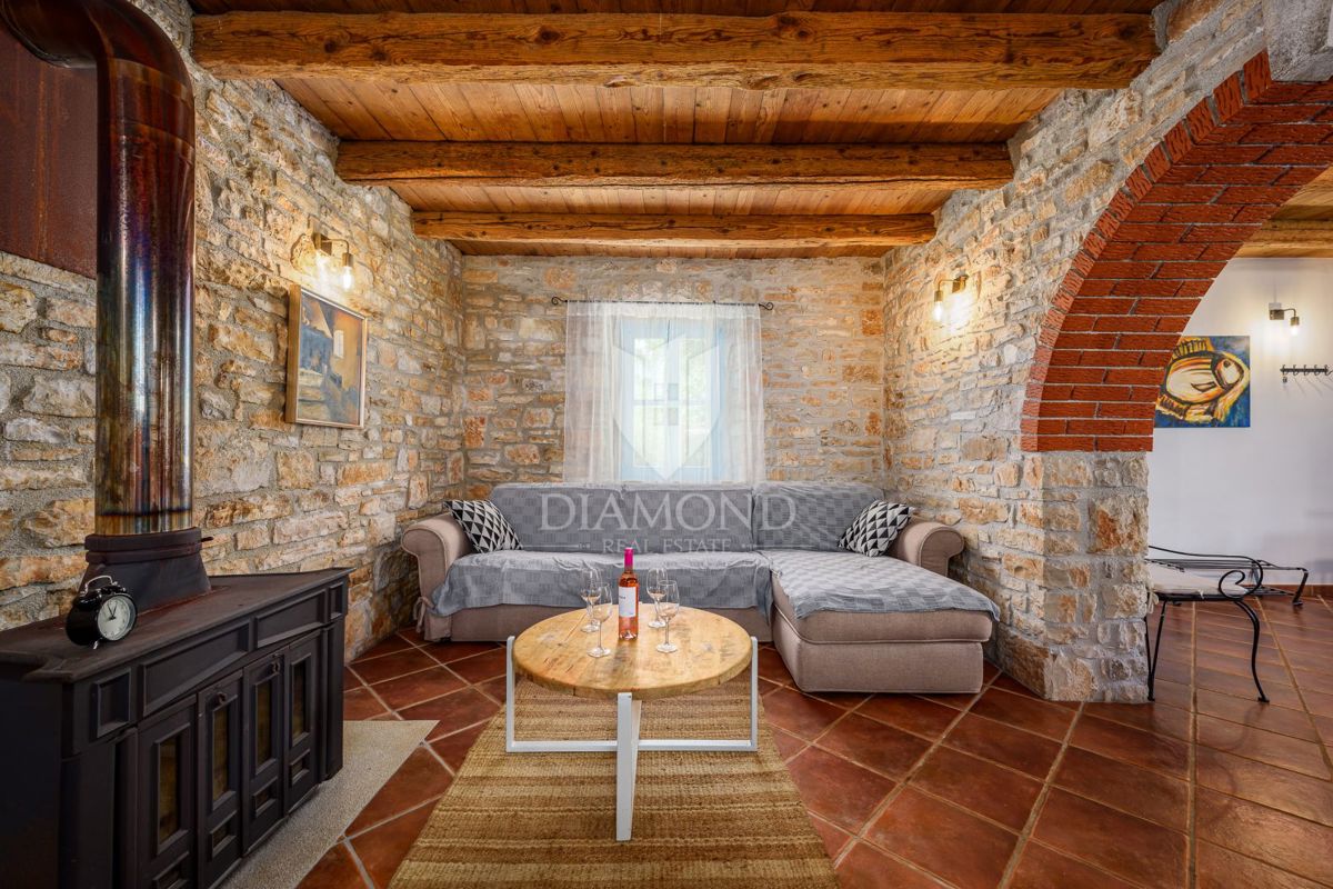 Parenzo, dintorni, casa autoctona in pietra d'Istria in un posto tranquillo