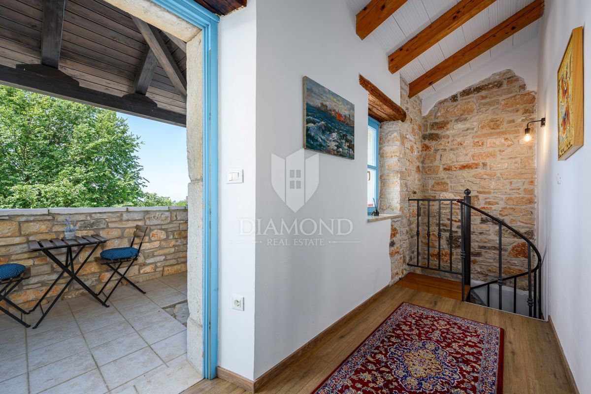 Parenzo, dintorni, casa autoctona in pietra d'Istria in un posto tranquillo