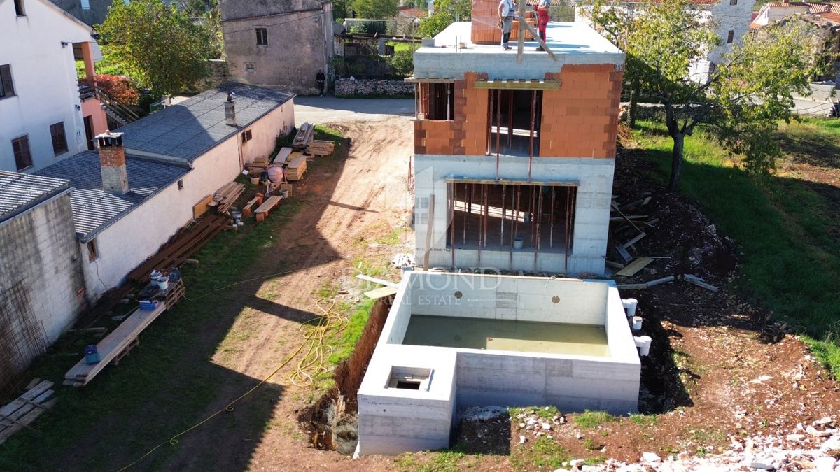 Casa moderna con piscina vicino a Pola