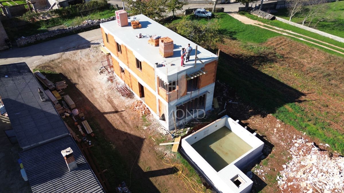 Casa moderna con piscina vicino a Pola