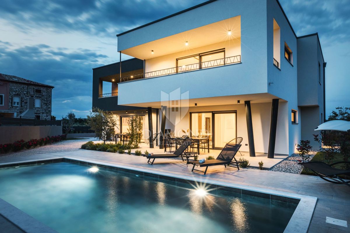 Umago, dintorni! Moderna villa indipendente con 3 appartamenti e una piscina!