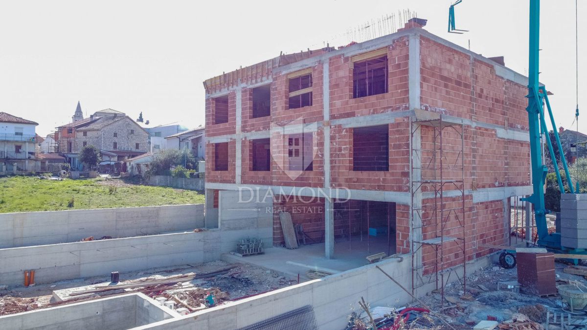 Parenzo, lussuoso appartamento al 1.piano con balcone!