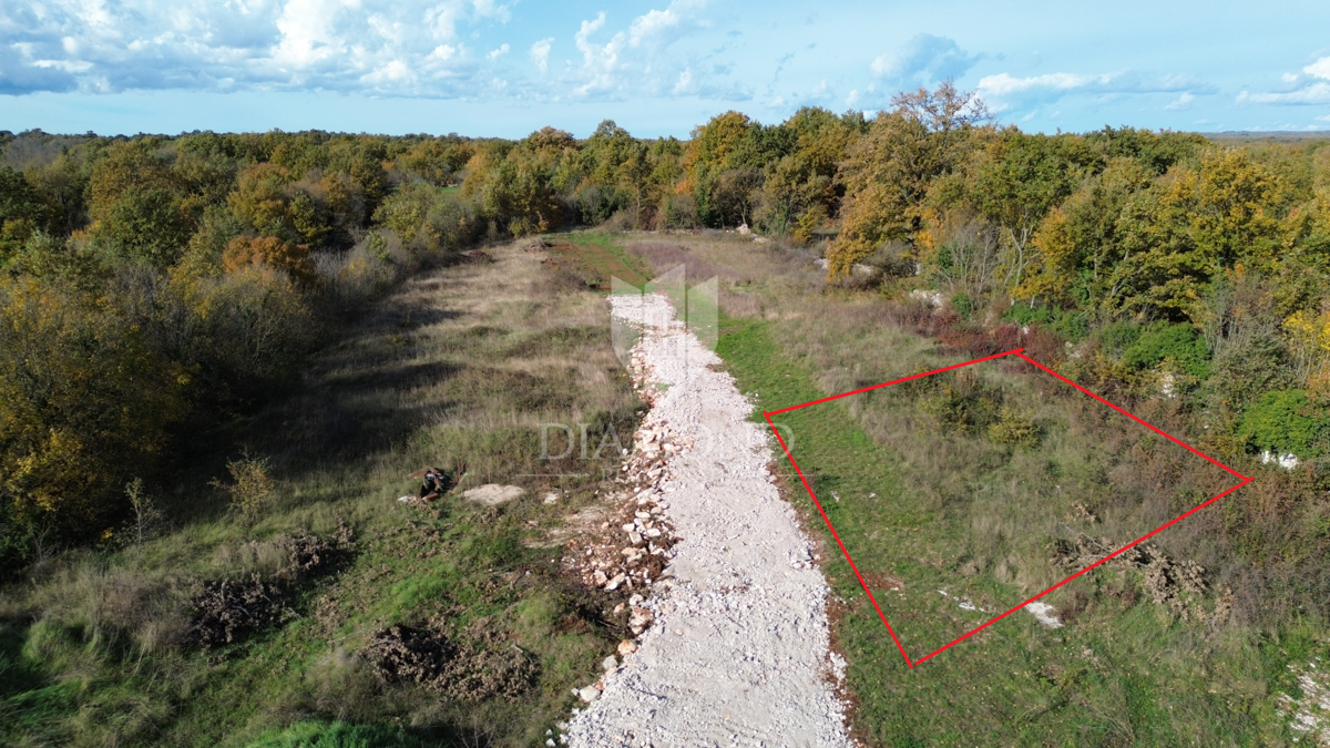 Svetvinčenat, ottimo terreno in una posizione tranquilla 