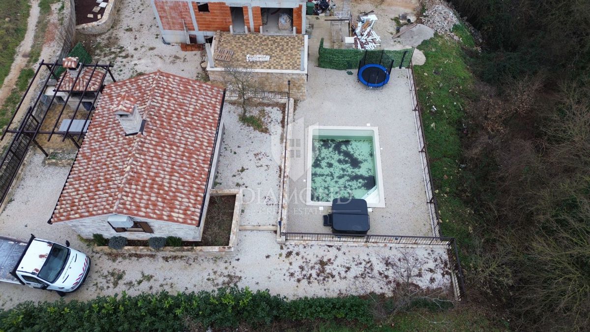 Casa con piscina più fabbricato residenziale