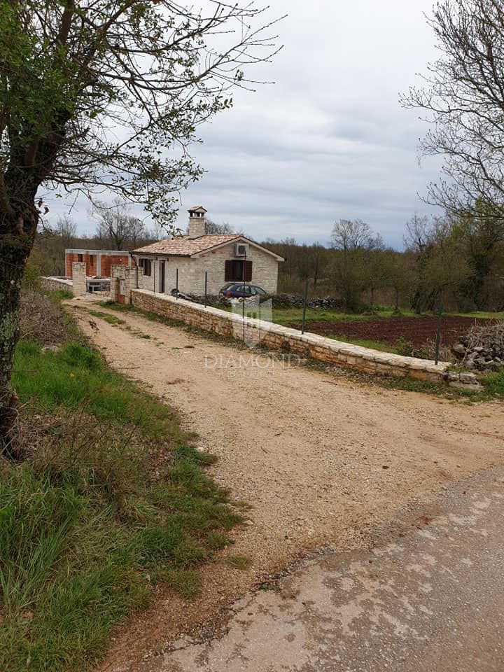 Casa con piscina più fabbricato residenziale