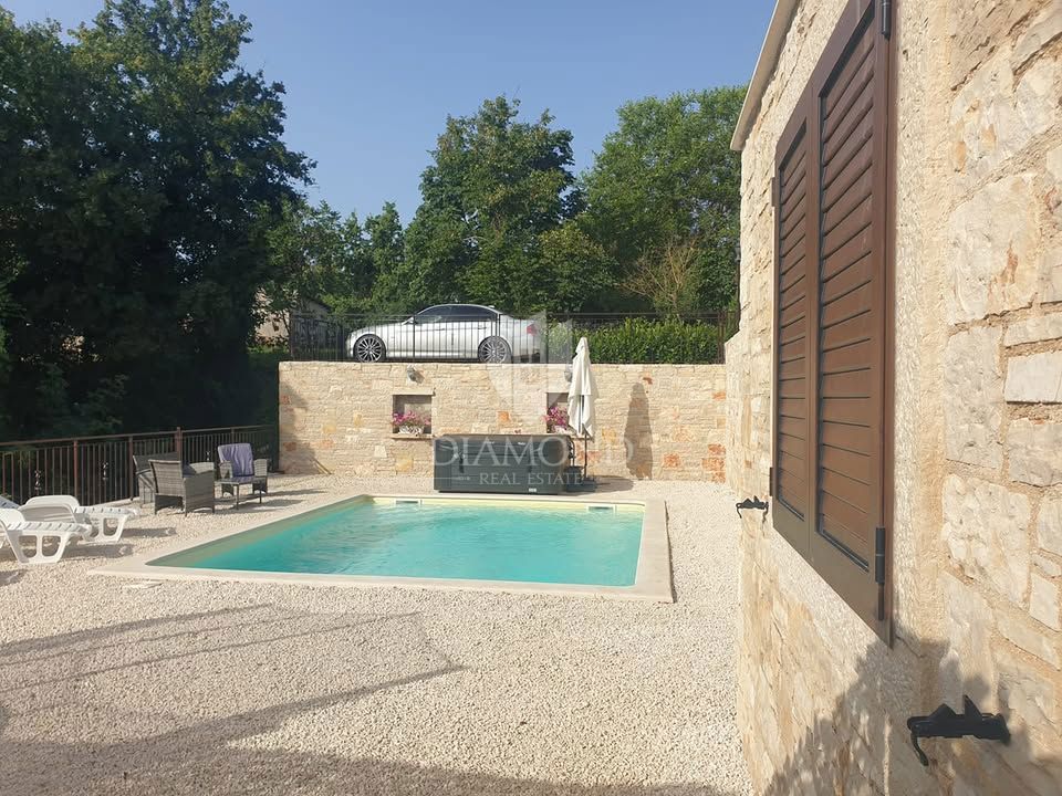 Casa con piscina più fabbricato residenziale