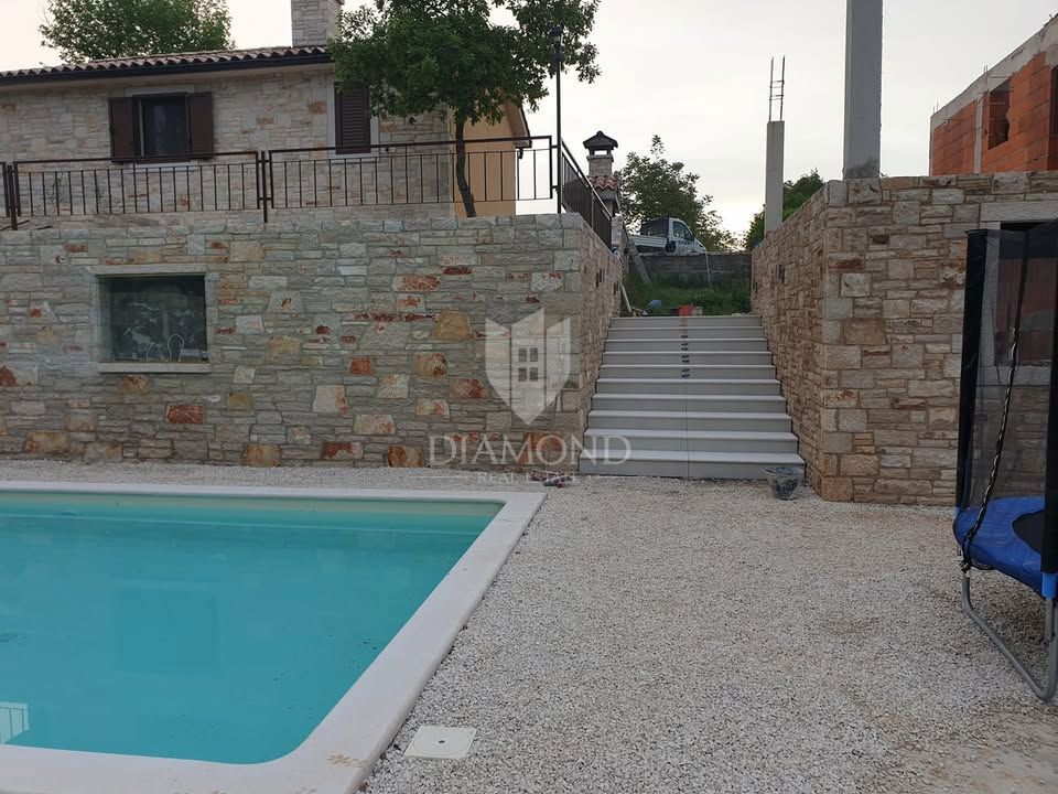 Casa con piscina più fabbricato residenziale