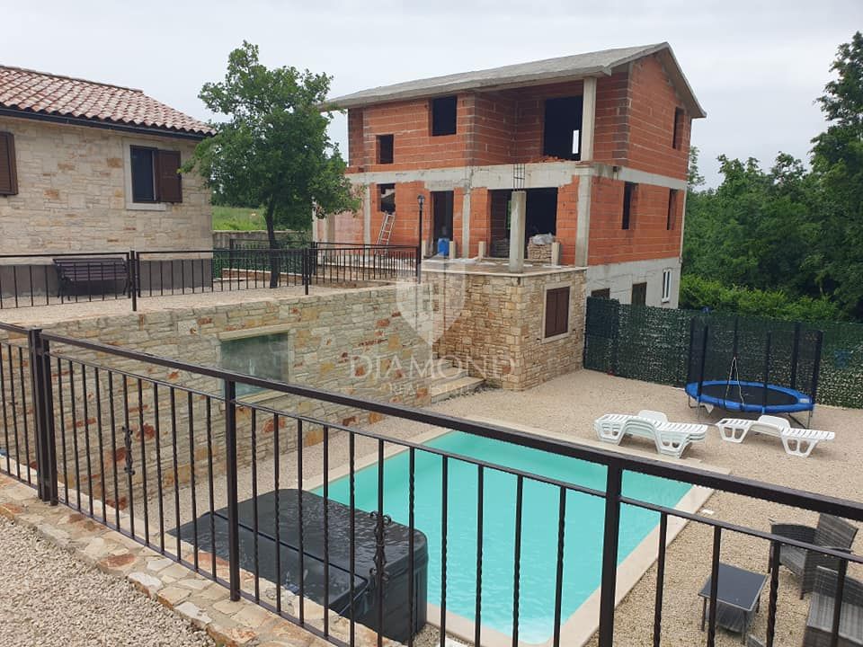 Casa con piscina più fabbricato residenziale
