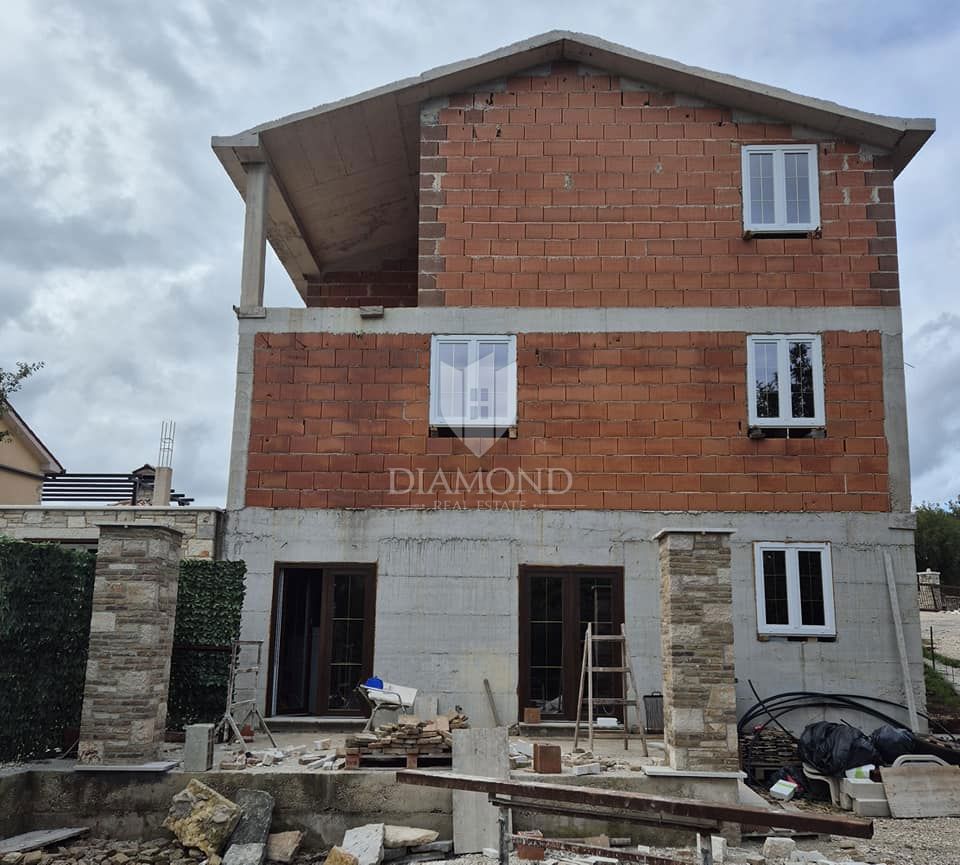 Casa con piscina più fabbricato residenziale