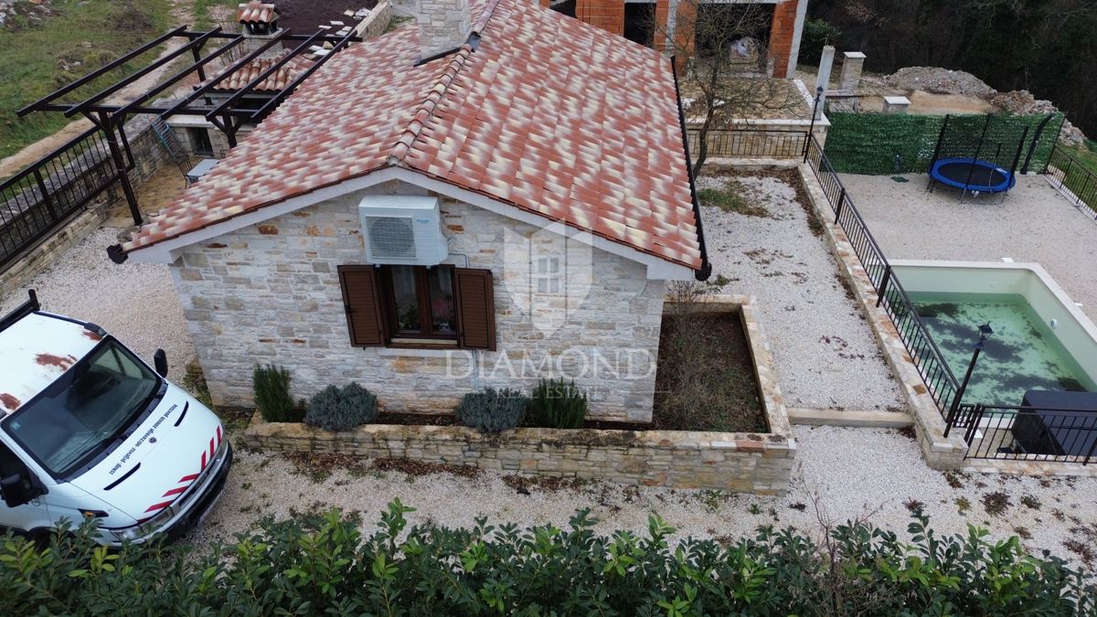 Casa con piscina più fabbricato residenziale