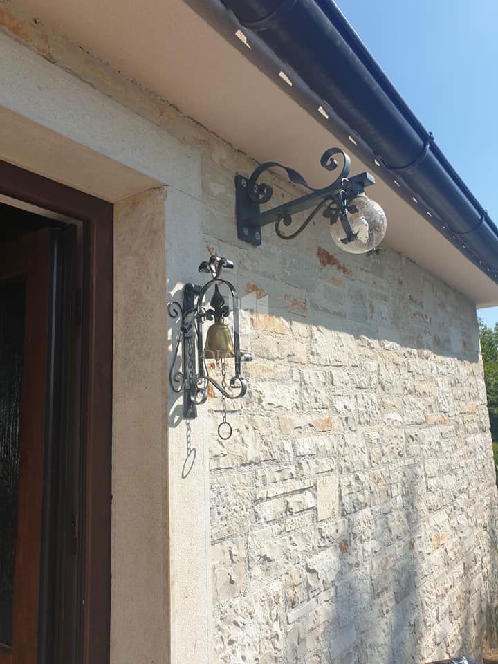 Casa con piscina più fabbricato residenziale