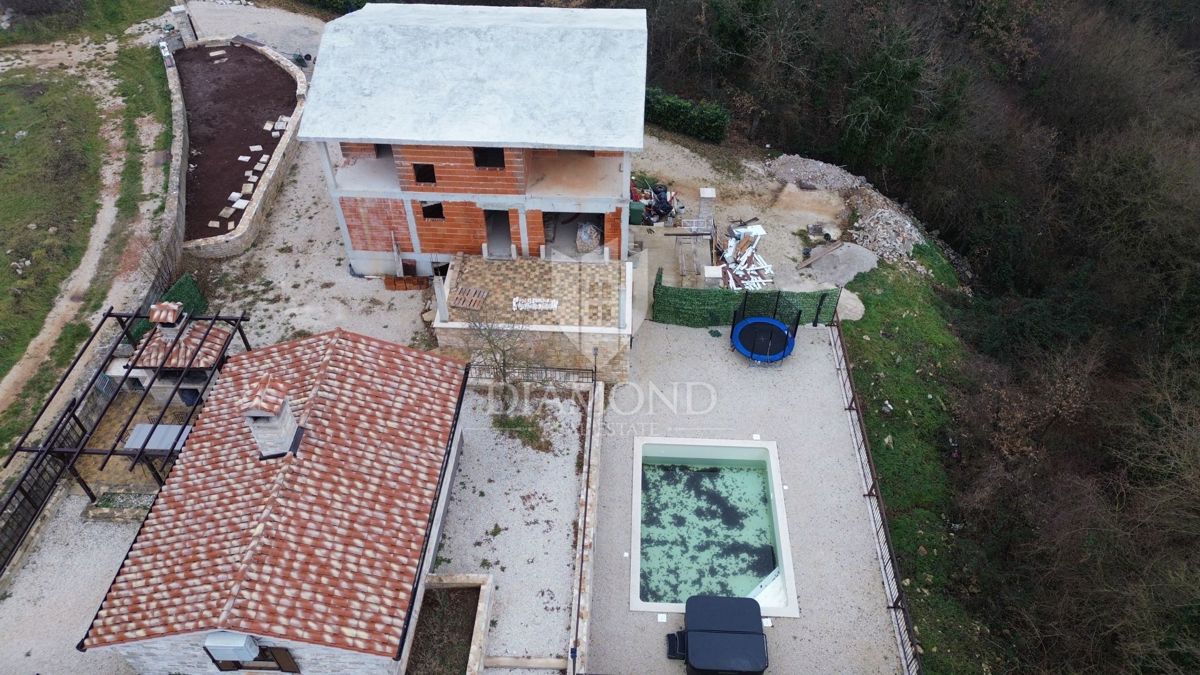 Casa con piscina più fabbricato residenziale