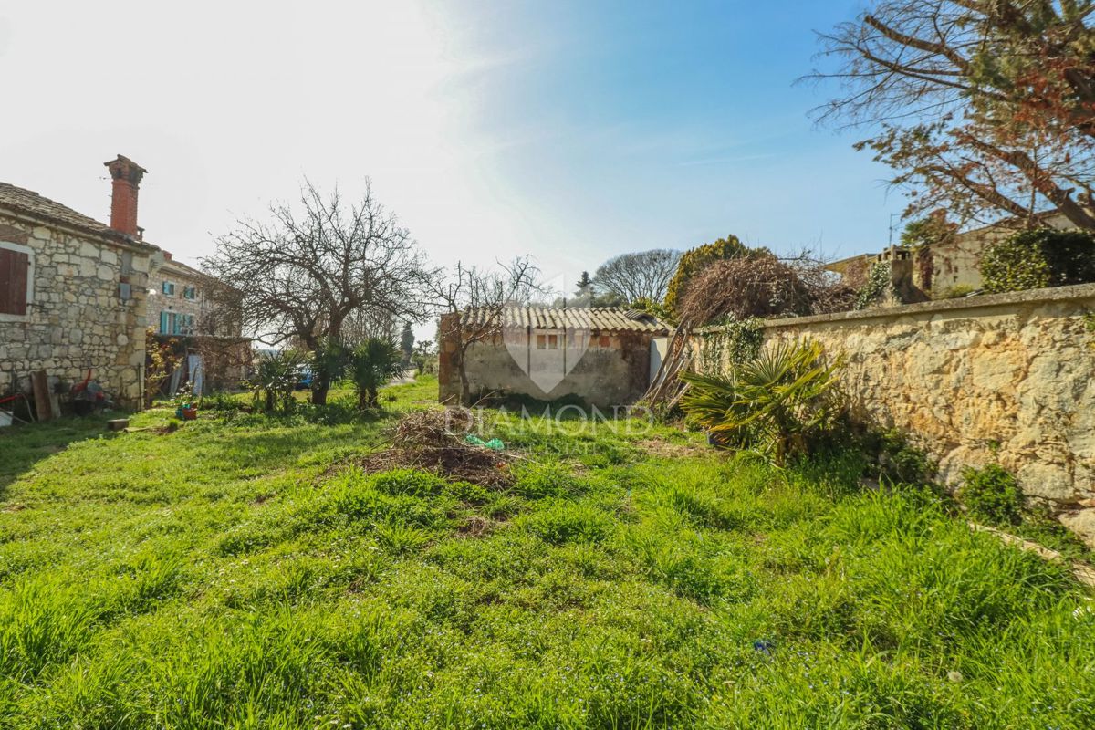 Parenzo, dintorni, casa in pietra con cortile e molto potenziale
