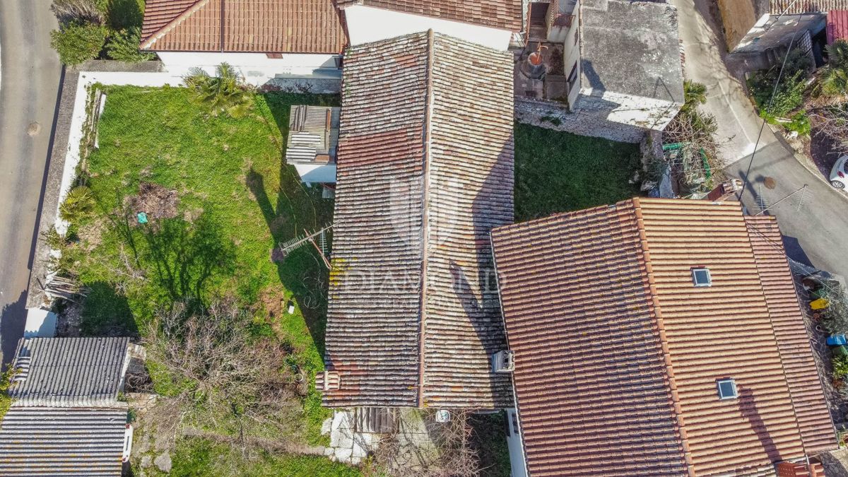 Parenzo, dintorni, casa in pietra con cortile e molto potenziale