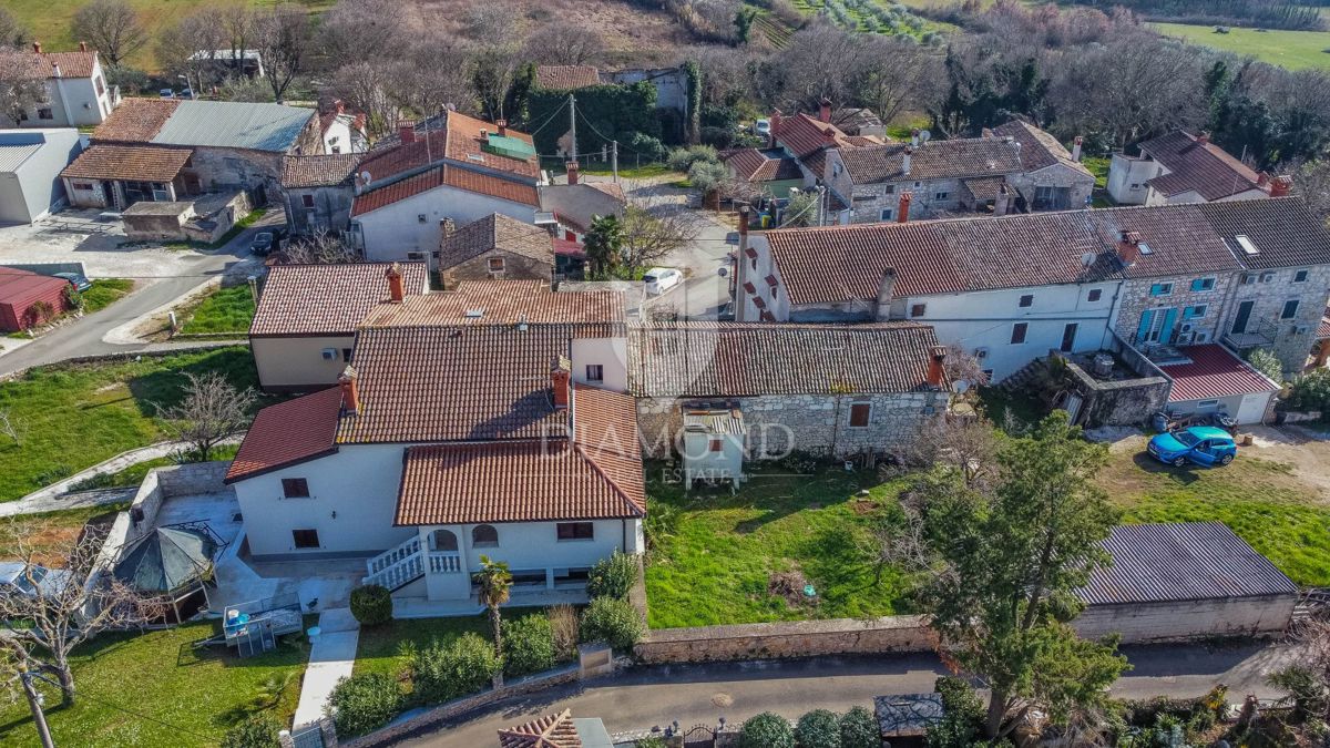 Parenzo, dintorni, casa in pietra con cortile e molto potenziale
