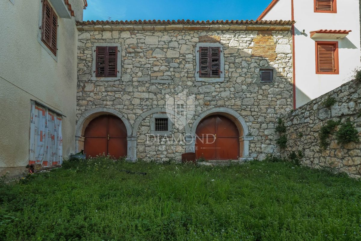 Parenzo, dintorni, casa in pietra con cortile e molto potenziale