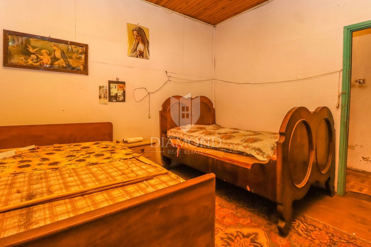 Parenzo, dintorni, casa in pietra con cortile e molto potenziale