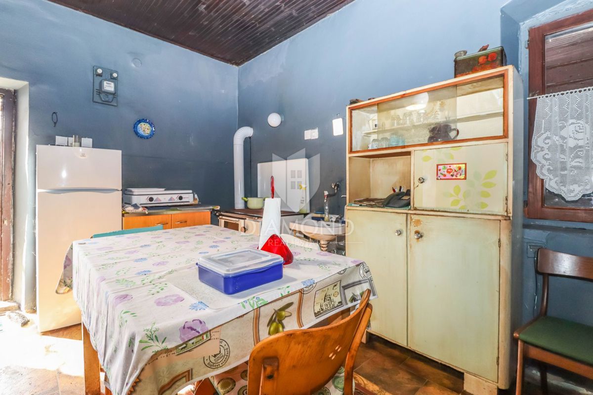 Parenzo, dintorni, casa in pietra con cortile e molto potenziale