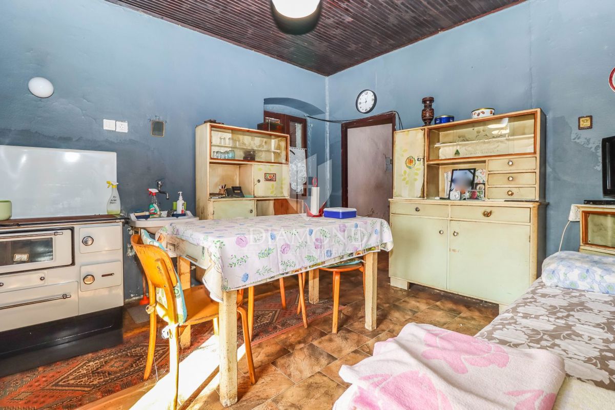 Parenzo, dintorni, casa in pietra con cortile e molto potenziale