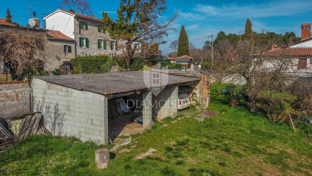 Parenzo, dintorni, casa in pietra con cortile e molto potenziale
