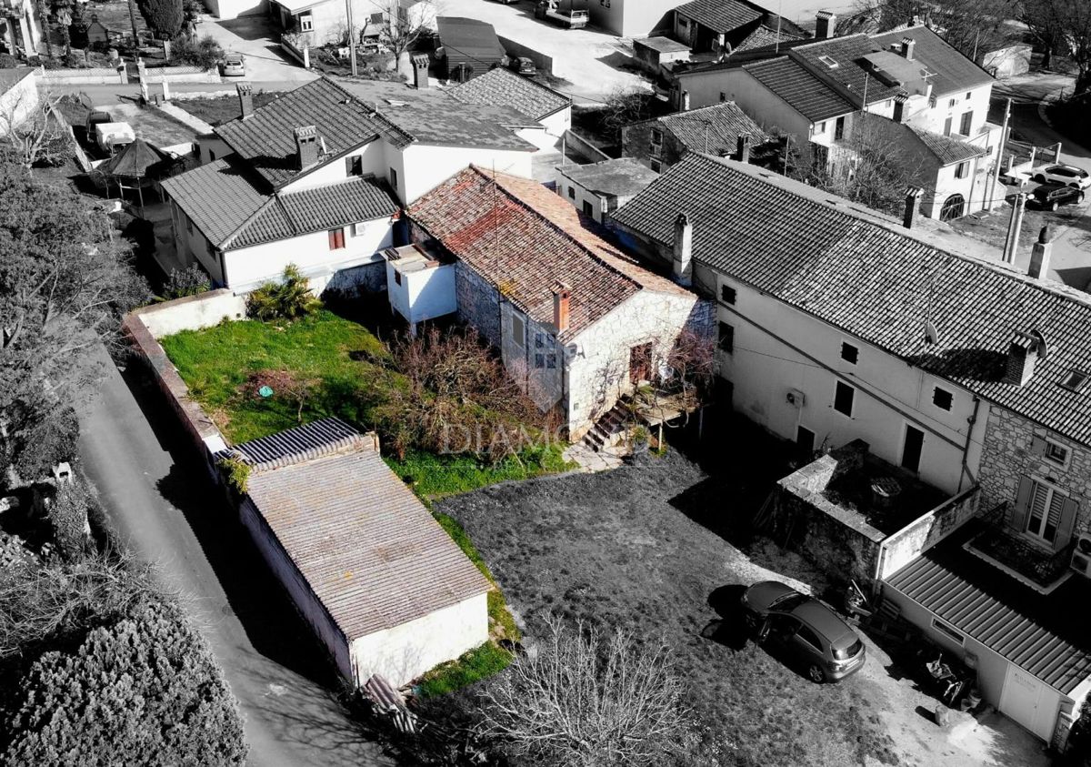 Parenzo, dintorni, casa in pietra con cortile e molto potenziale