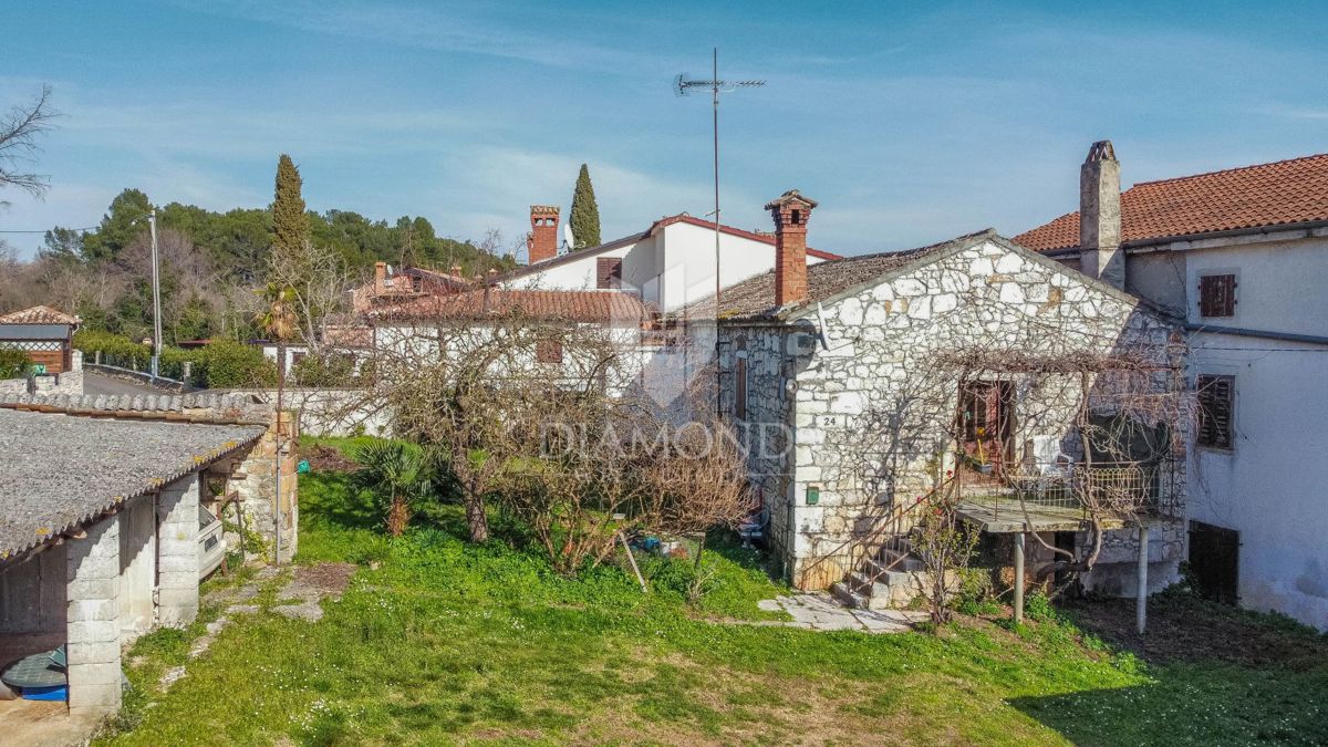 Parenzo, dintorni, casa in pietra con cortile e molto potenziale