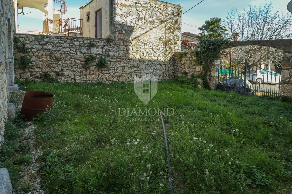 Parenzo, dintorni, casa in pietra con cortile e molto potenziale