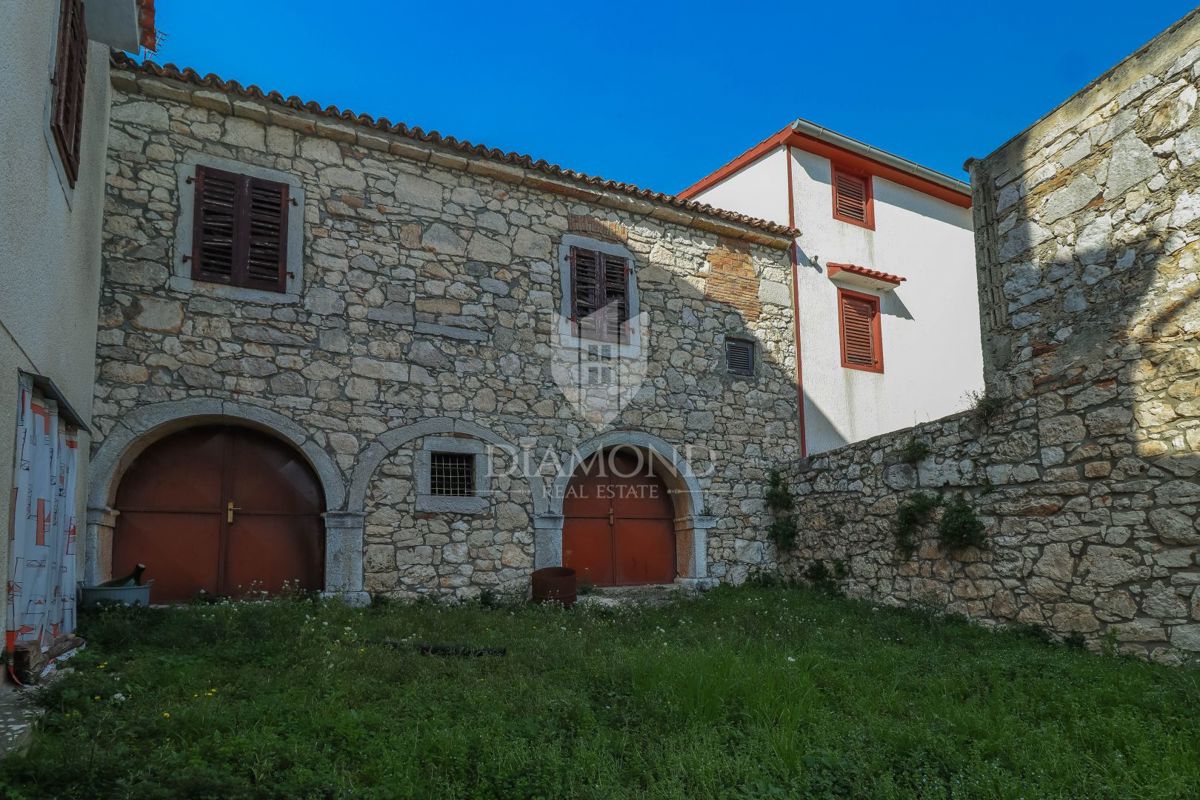 Parenzo, dintorni, casa in pietra con cortile e molto potenziale