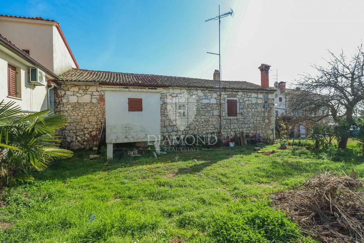 Parenzo, dintorni, casa in pietra con cortile e molto potenziale