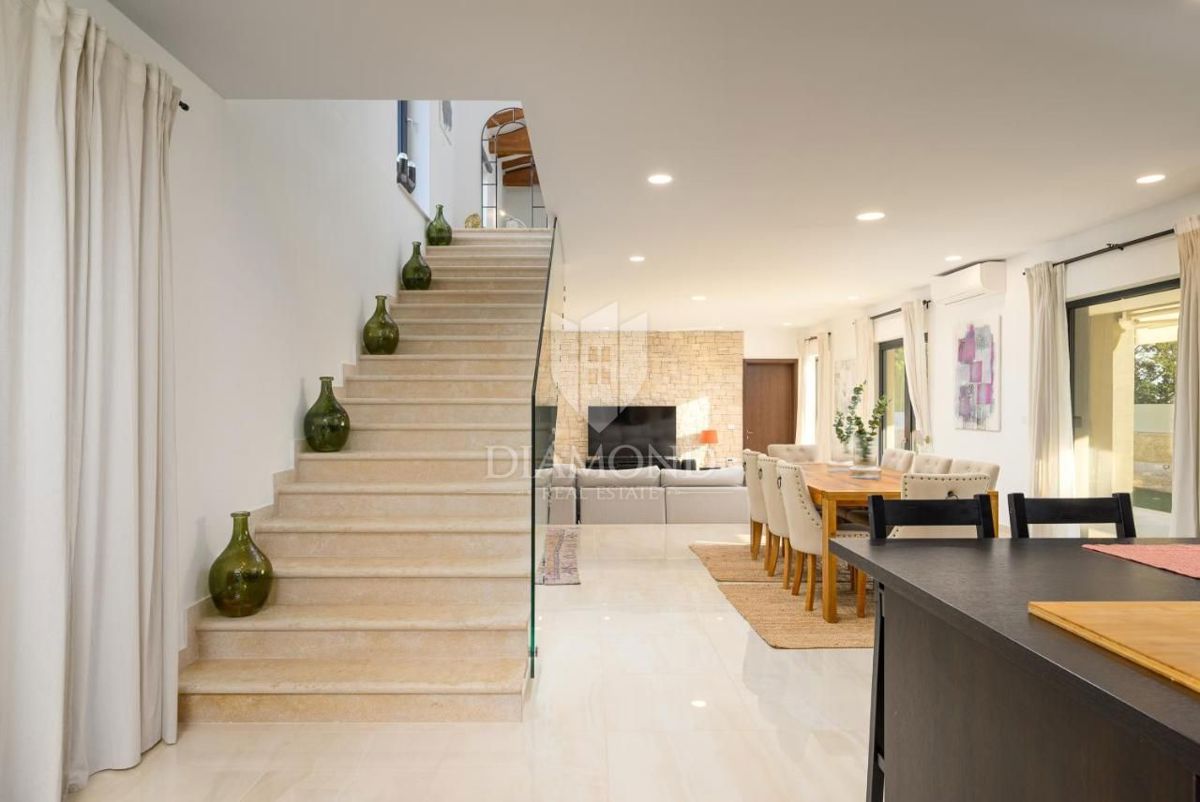 Eleganza e lusso – villa vicino a Rovigno con vista mare – OFFERTA ESCLUSIVA!