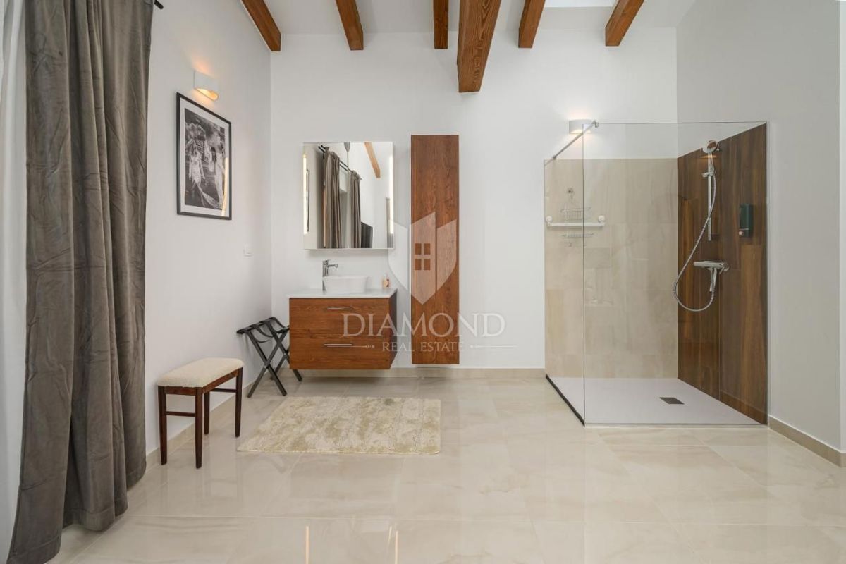 Eleganza e lusso – villa vicino a Rovigno con vista mare – OFFERTA ESCLUSIVA!