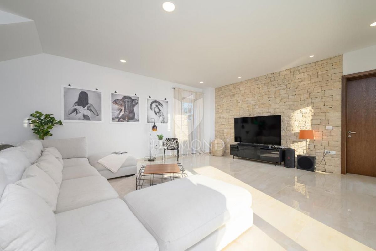 Eleganza e lusso – villa vicino a Rovigno con vista mare – OFFERTA ESCLUSIVA!