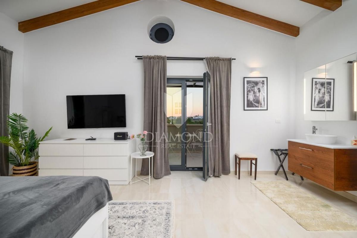 Eleganza e lusso – villa vicino a Rovigno con vista mare – OFFERTA ESCLUSIVA!