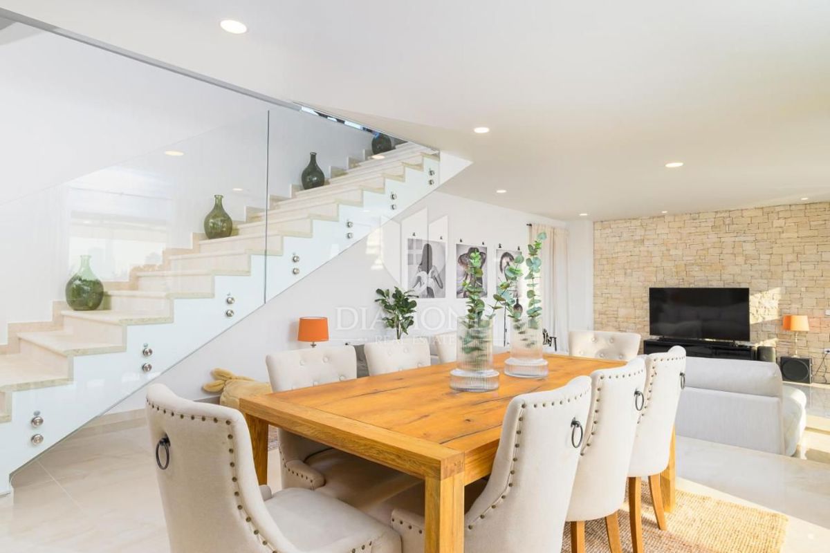 Eleganza e lusso – villa vicino a Rovigno con vista mare – OFFERTA ESCLUSIVA!