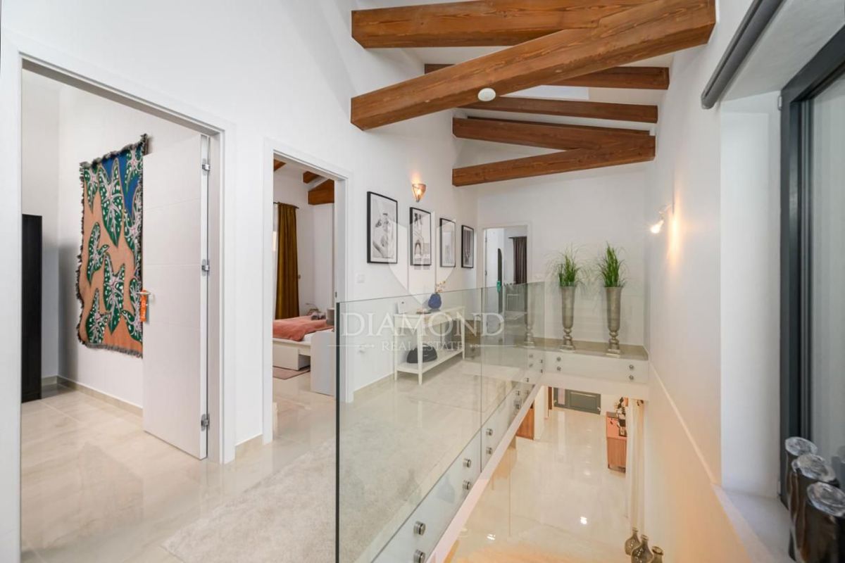 Eleganza e lusso – villa vicino a Rovigno con vista mare – OFFERTA ESCLUSIVA!