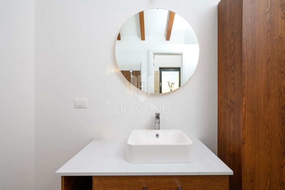 Eleganza e lusso – villa vicino a Rovigno con vista mare – OFFERTA ESCLUSIVA!