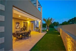 Eleganza e lusso – villa vicino a Rovigno con vista mare – OFFERTA ESCLUSIVA!