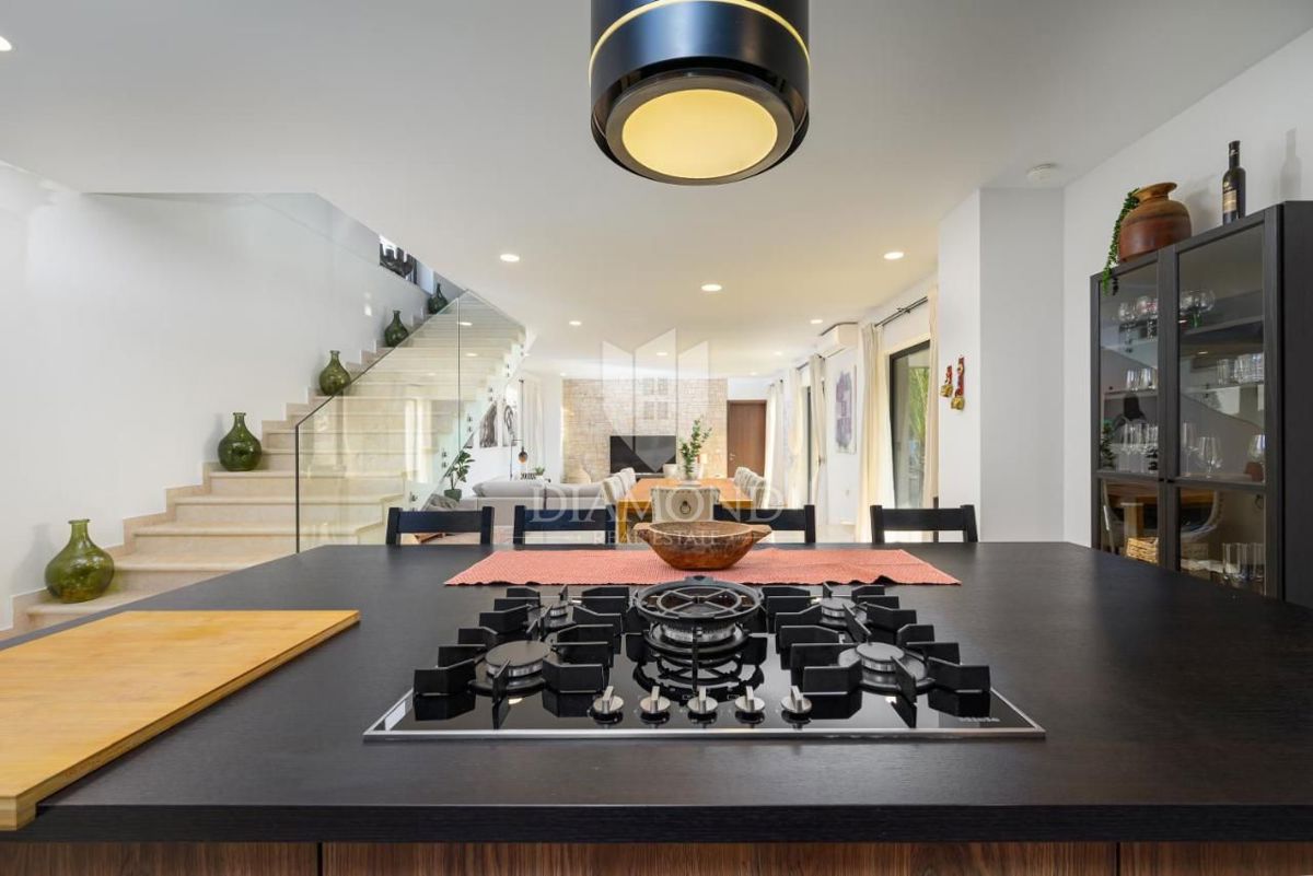 Eleganza e lusso – villa vicino a Rovigno con vista mare – OFFERTA ESCLUSIVA!