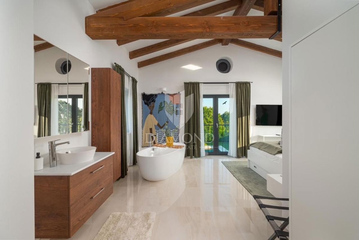 Eleganza e lusso – villa vicino a Rovigno con vista mare – OFFERTA ESCLUSIVA!