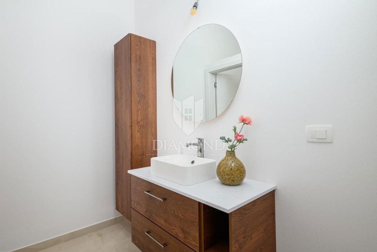 Eleganza e lusso – villa vicino a Rovigno con vista mare – OFFERTA ESCLUSIVA!